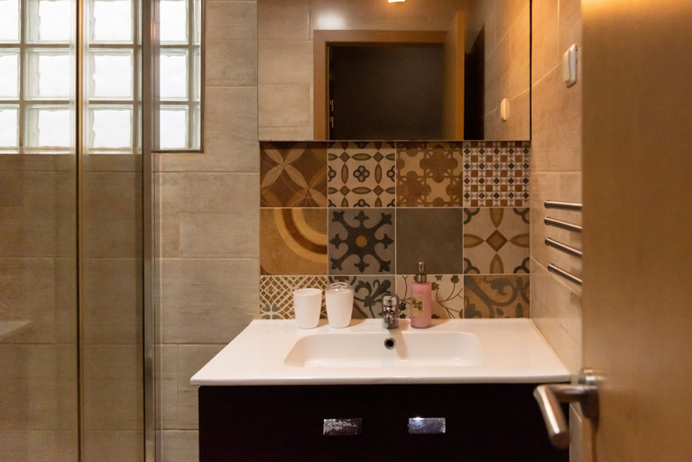 Bathroom 5, Happy House, Faro