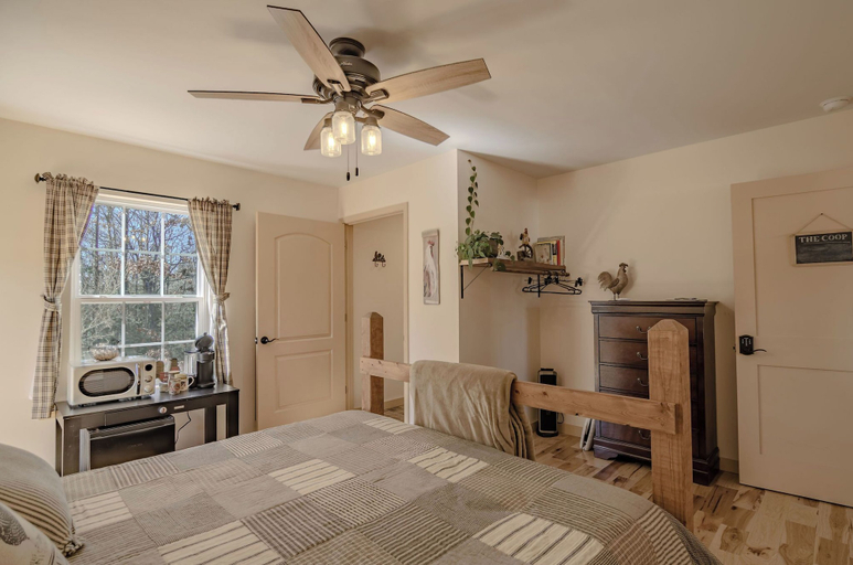 Bedroom 2, The Inn at Beulah Farm - The Coop, McCreary
