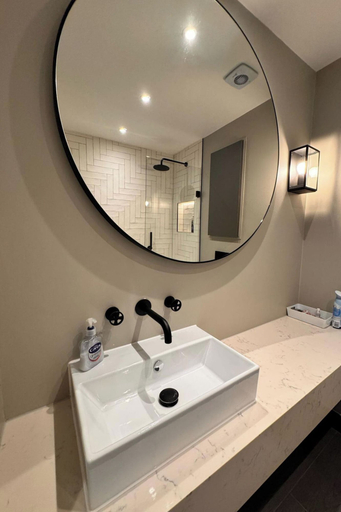 Bathroom 5, Thames Ditton Apt - Sleeps 6 - Garden & Bbq, Surrey