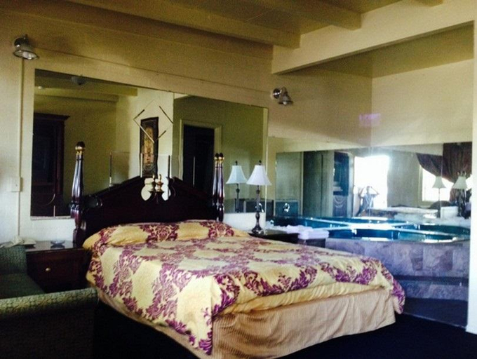 Bedroom 4, Oasis Motel, Clark