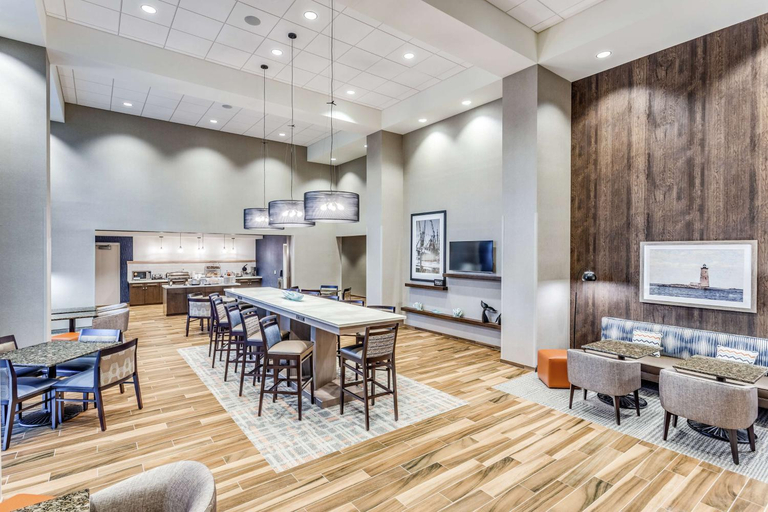 Food & Drinks 5, Hampton Inn & Suites Kittery-Portsmouth, York