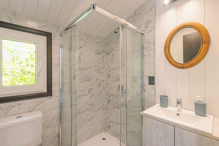 Bathroom 3, Tiny House, Lacar