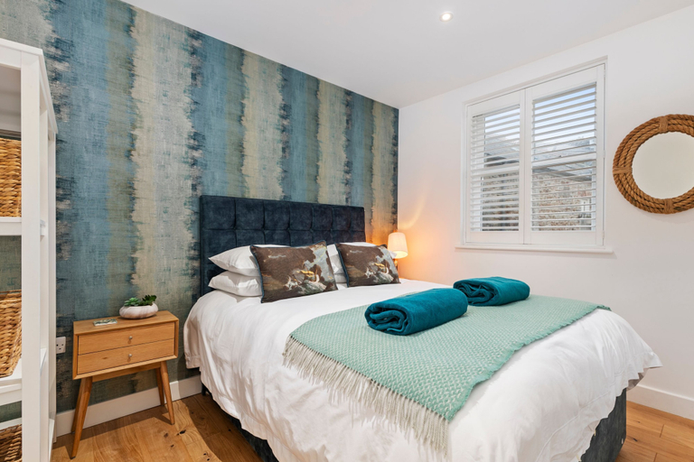 Room 4, Azure - Sea Views Town Centre, Pembrokeshire