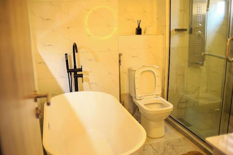 Bathroom, Lalo's place and Apartments, AbujaMun