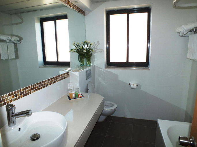 Bathroom 5, Prima Kings Hotel
