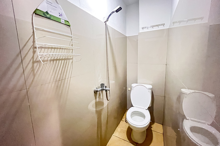 Bathroom, Guest House 21 RedPartner, West Jakarta