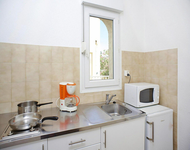 Private kitchen 5, Res. Le Vieux Moulin Ile Rousse, Apartment for 4 Pers, Haute-Corse