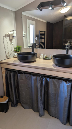 Bathroom 2, Hotel Restaurant La Dame du Lac, Lot-et-Garonne