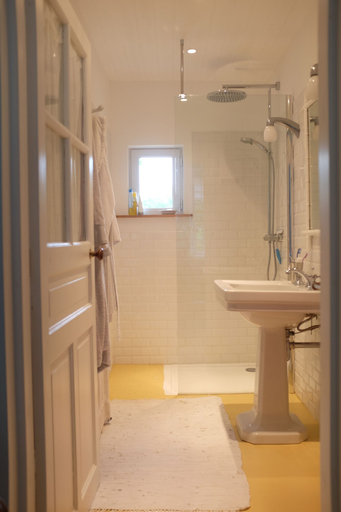 Bathroom 5, Le Clos du Ru, Loiret