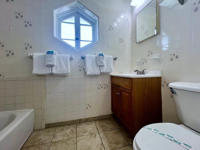 Bathroom 4, Ocean Court Beachfront Hotel, Volusia