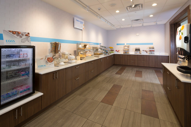 Food & Drinks 5, Holiday Inn Express & Suites ALPENA - DOWNTOWN by IHG, Alpena
