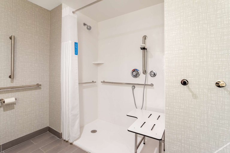 Bathroom 4, Hampton Inn & Suites Alachua I-75, Alachua
