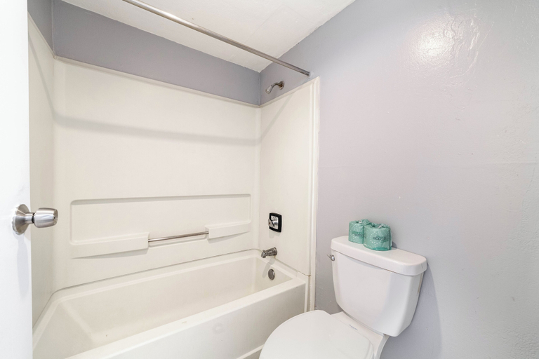 Bathroom 3, Welcome Inn - Blue Springs, Kansas City