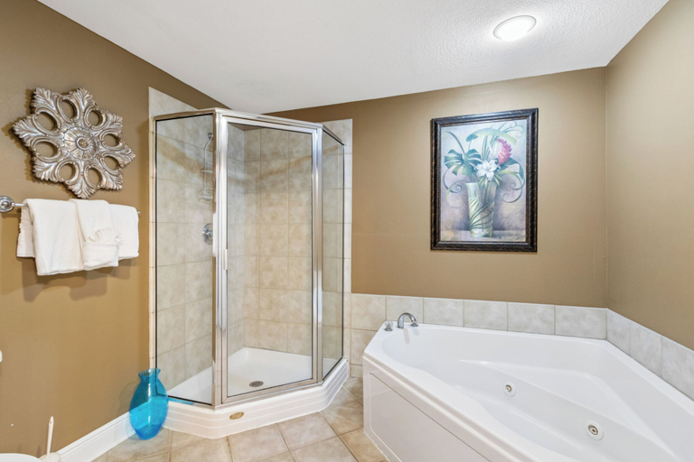 Bathroom 4, San Carlos 1008, Baldwin