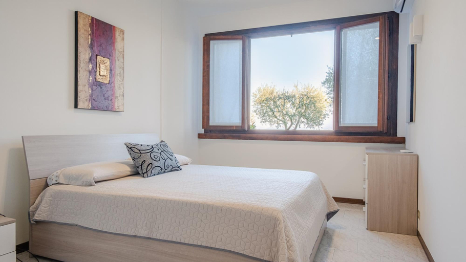Bedroom 4, Vista Lago Apartment - Italian Homing, Brescia