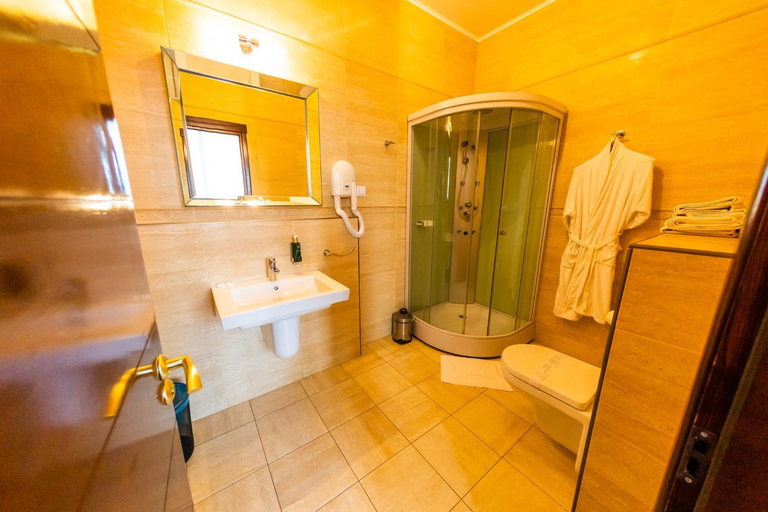 Bathroom 3, Hotel Daily Plaza, Suceava