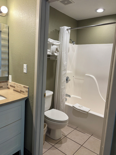 Bathroom 4, Twin Lakes Inn and RV, Haskell