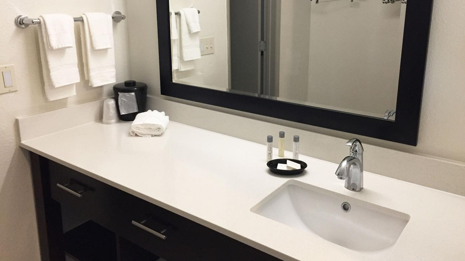 Bedroom 4, Comfort Inn & Suites Tigard near Washington Square, Washington