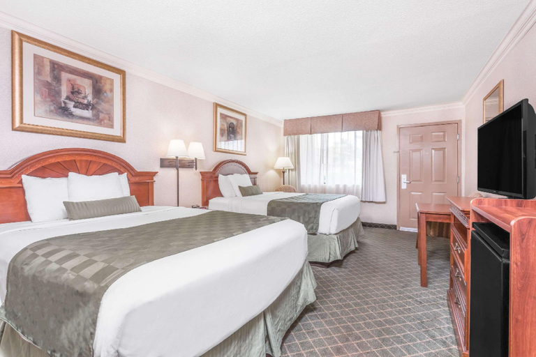 Bedroom 3, Ramada by Wyndham Macon, Bibb