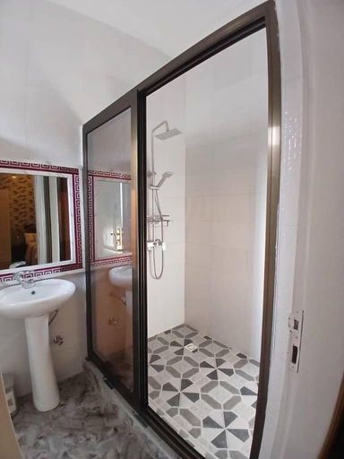 Bathroom 3, CK Suites, Ga East