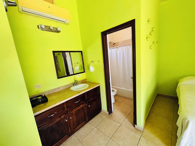 Bathroom 3, Arawak Hotel, Léogâne