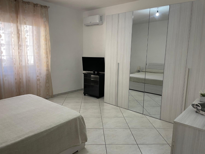 Others 4, Flora House, Brindisi