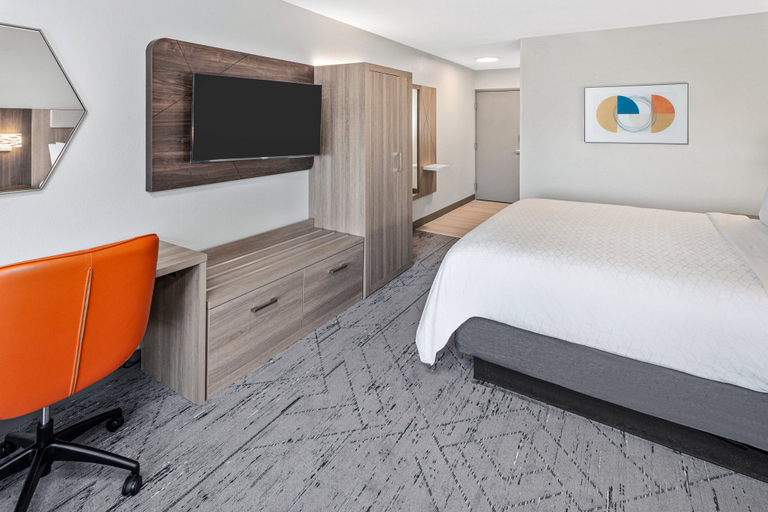 Bedroom 3, Holiday Inn Express & Suites CHICAGO-ALGONQUIN by IHG, McHenry