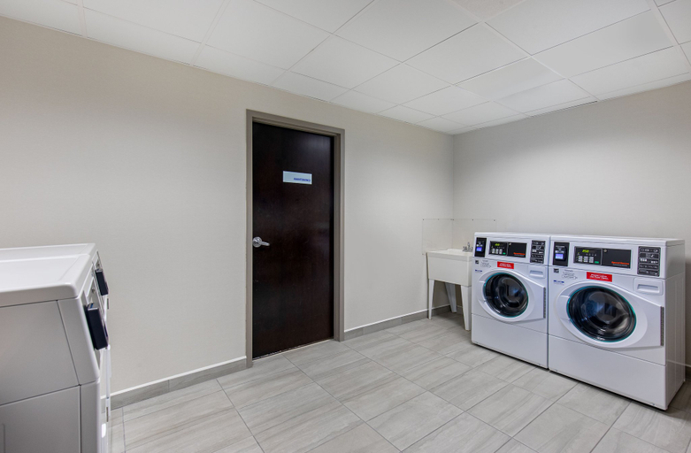 Bathroom 5, Holiday Inn Express & Suites CLEVELAND NORTHWEST by IHG, Bradley
