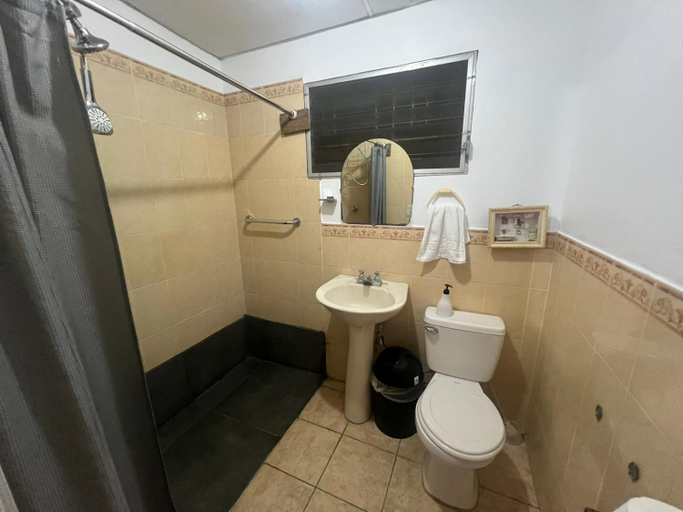 Bathroom 4, Nanda Parbat Hostal, San Rafael Cedros