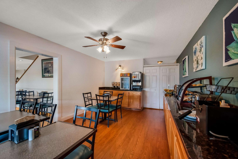 Food & Drinks 5, Surestay Plus By Best Western Berkeley Springs, Morgan