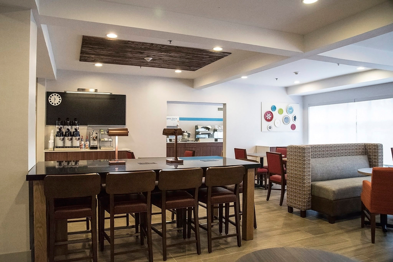 Food & Drinks 5, Holiday Inn Express & Suites Alexandria, Rapides