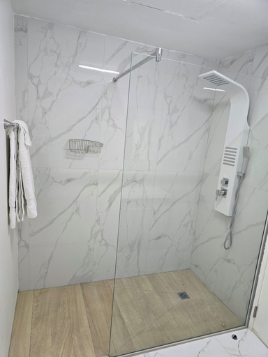 Bathroom 3, The Gardens