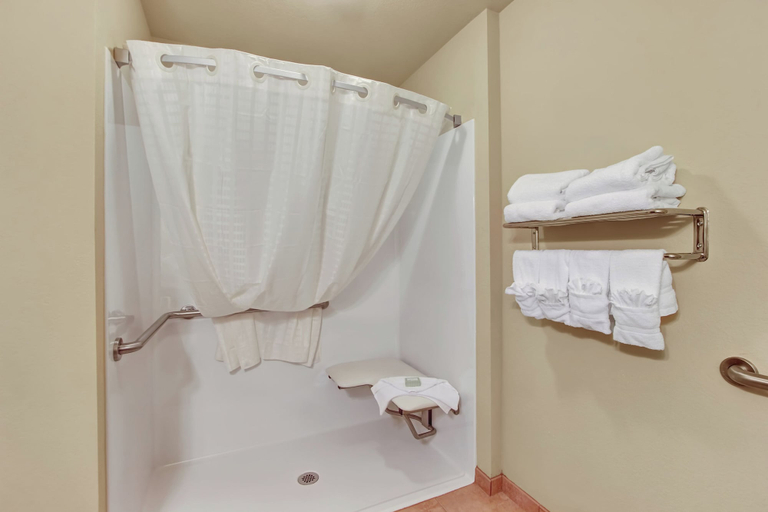 Bathroom 3, Cobblestone Hotel & Suites - Waynesboro, Franklin