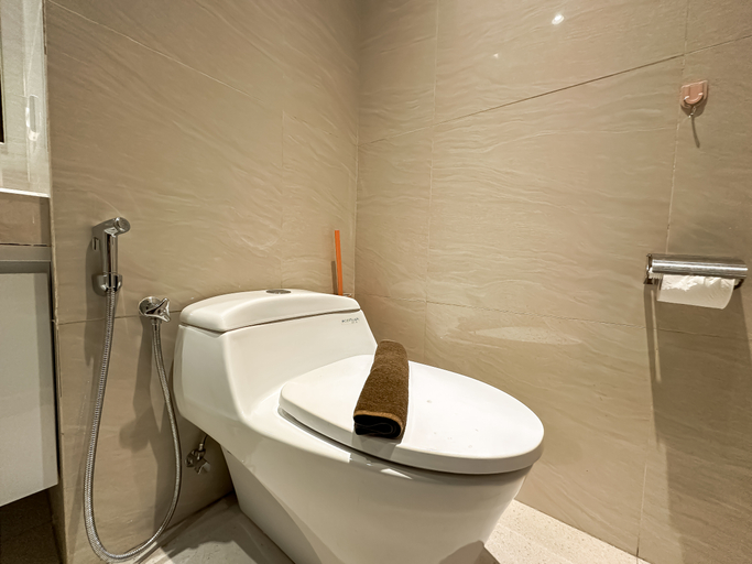 Bathroom 5, Tranquil and Modern Haven 2BR at The Rosebay Apartment By Travelio, Surabaya