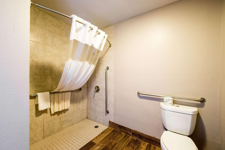 Bathroom 5, Quality Inn University near Downtown, Hays