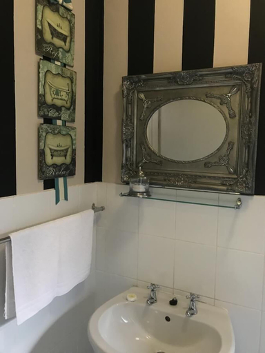 Bathroom 4, Die Kersiehuis, Thabo Mofutsanyane