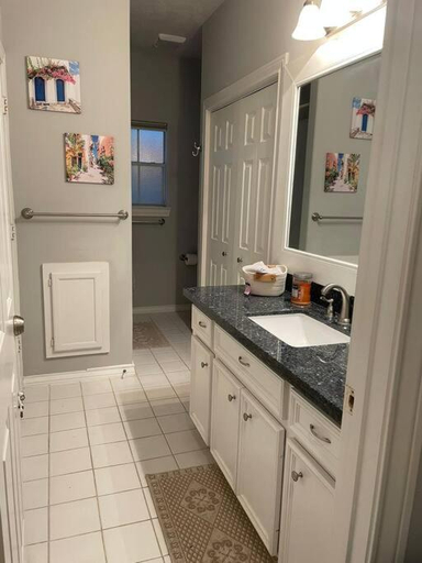 4, Stylish Studio in Montrose - The Italian Plaza, Houston