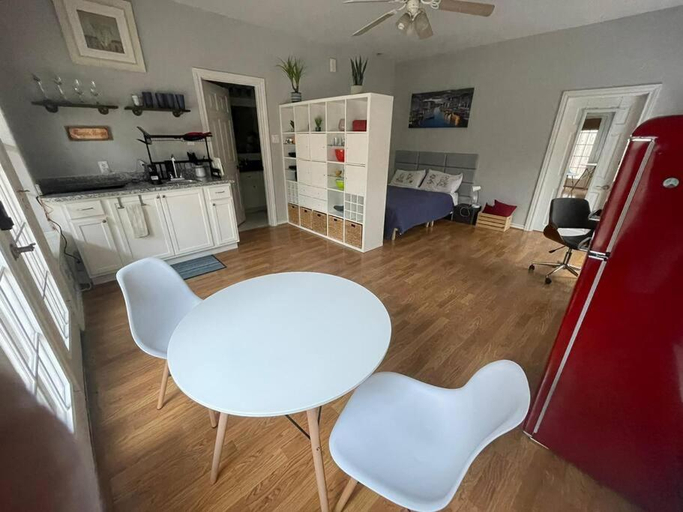 2, Stylish Studio in Montrose - The Italian Plaza, Houston