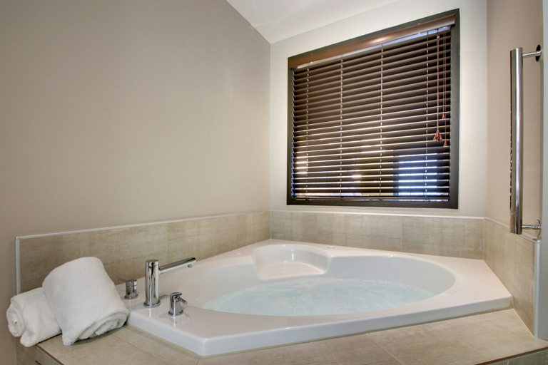Bathroom 4, Holiday Inn Express & Suites HELEN by IHG, White