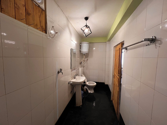 Bathroom 4, Holiday Moods, Kullu