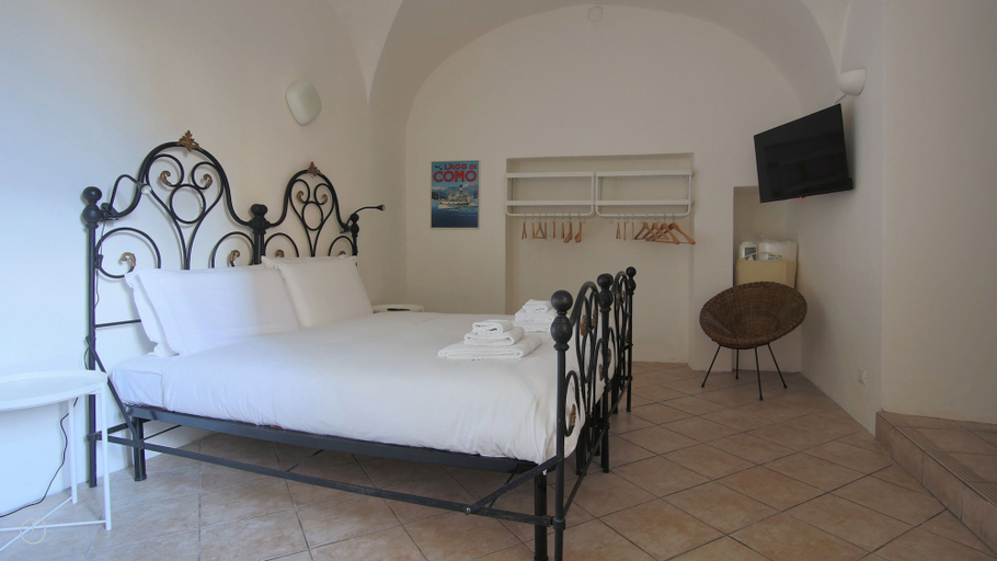 Room 5, Piazza Campidoglio 3, Como