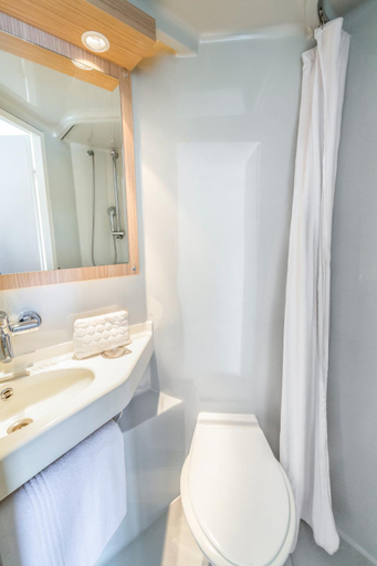 Bathroom 3, Greet hotel Angoulême Ouest, Charente