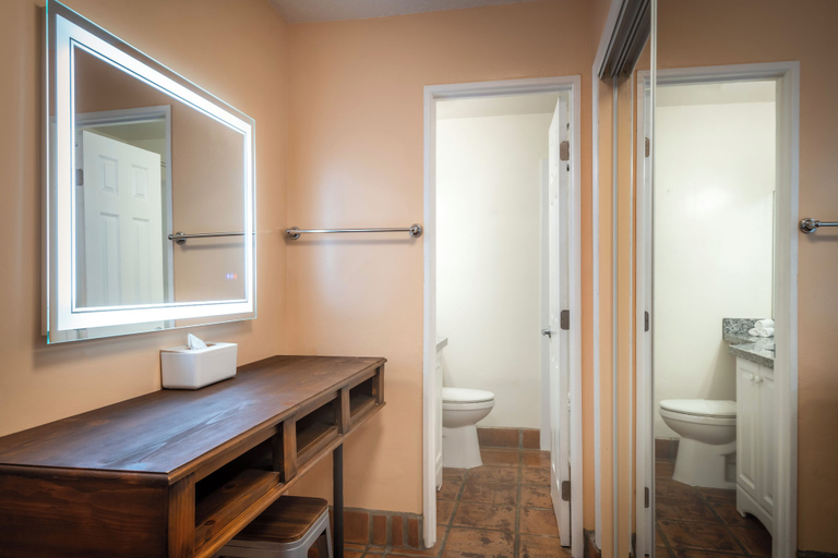 Bathroom 5, Hotel Pepper Tree Boutique Kitchen Studios - Anaheim, Orange