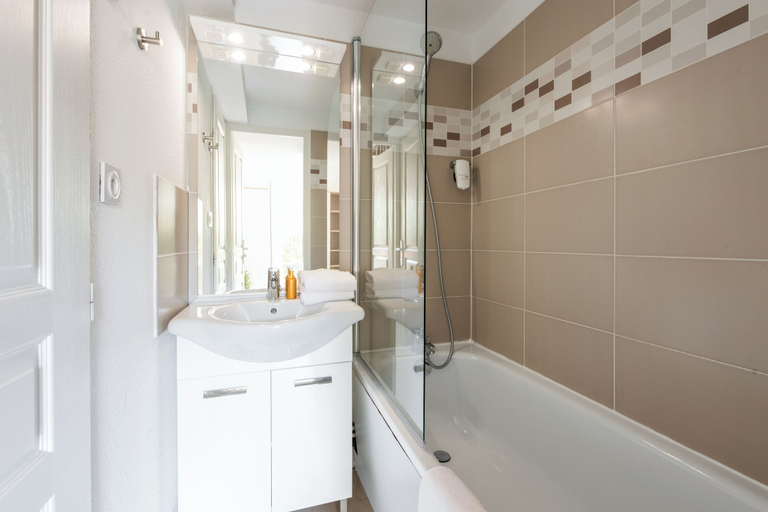 Bathroom 3, Comfort Aparthotel Mandelieu la Napoule Village, Alpes-Maritimes