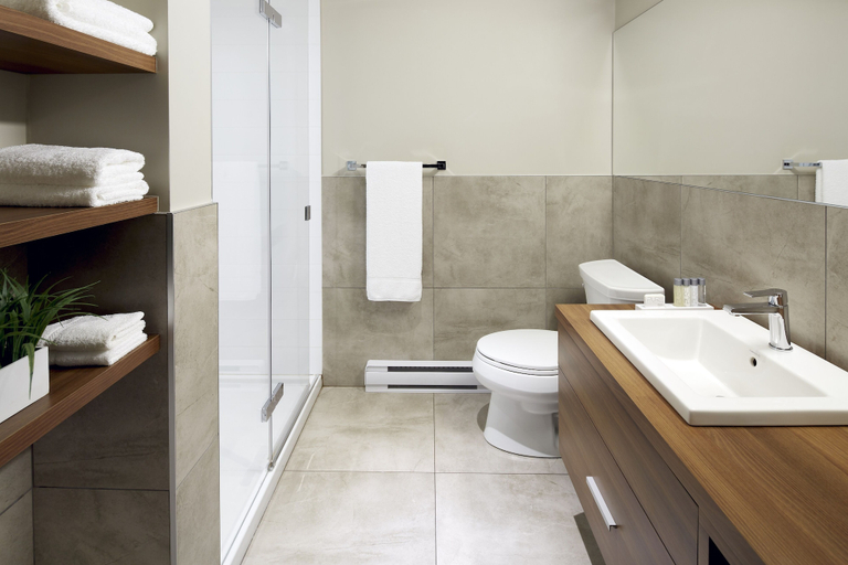 Bathroom 4, Hôtel Rive Gauche, La Vallée-du-Richelieu