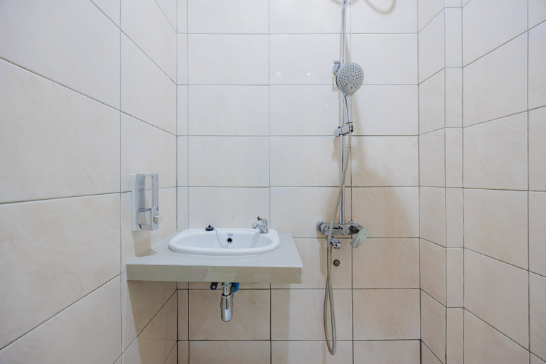Bathroom 4, Sans Hotel Harapan Indah, Bekasi