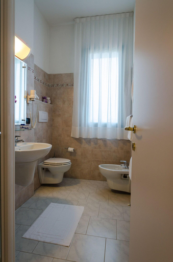 Bathroom 4, Hotel Luna Blu, Ferrara