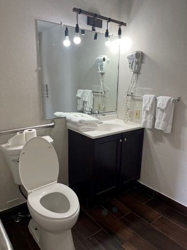 Bathroom 4, 712 INN, Horry