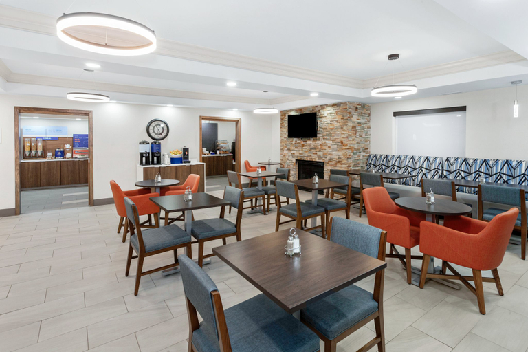 Food & Drinks 5, Holiday Inn Express & Suites CHICAGO-ALGONQUIN by IHG, McHenry