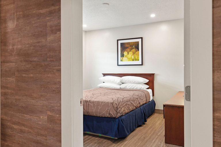 Bedroom 3, Oasis Inn, Central Okanagan